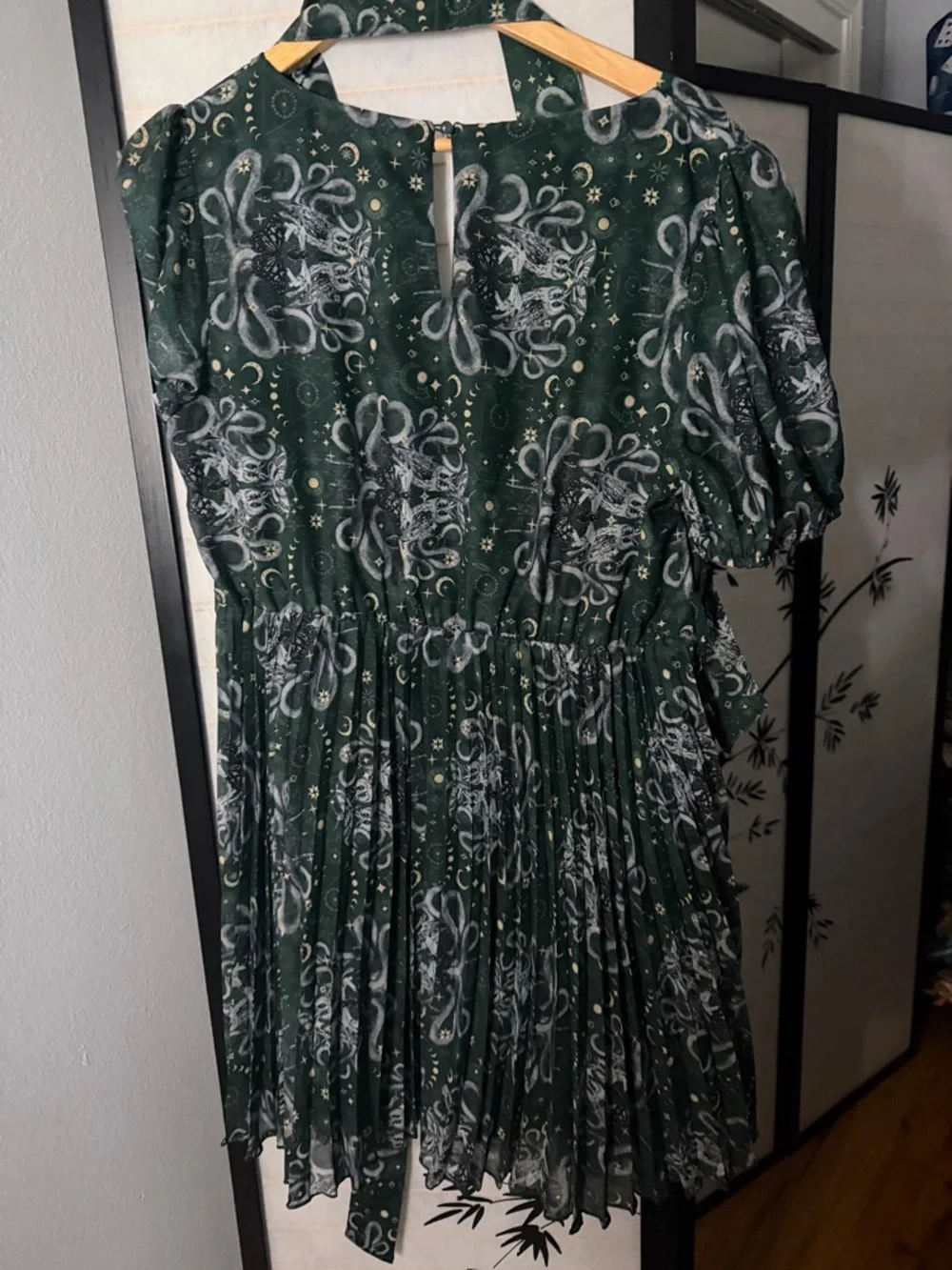 Disturbia Green Pleated V-Neck Midi Dress with Celestial Print - Picture 3 of 4